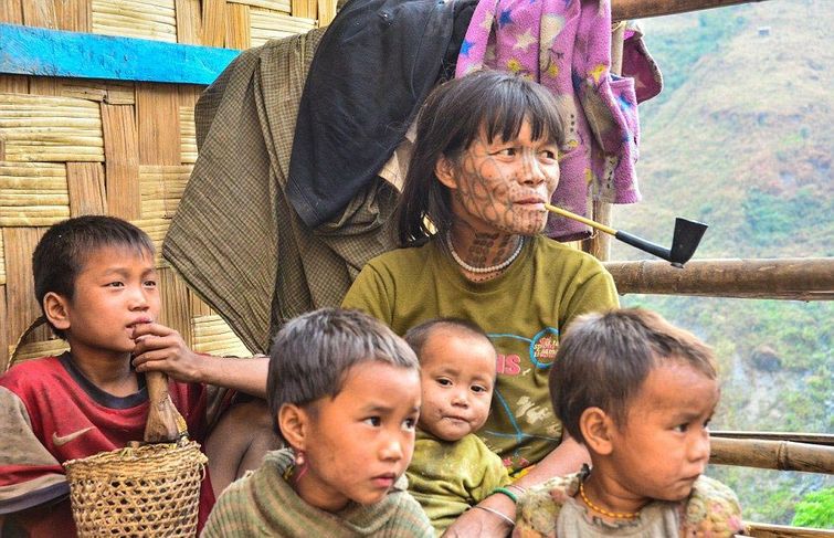 Признак красоты: татуированные лица женщин Мьянмы, считающиеся сейчас вне закона татуированные лица женщин Мьянмы, татуировки на лицах женщин, традиция делать татуировки на лицах