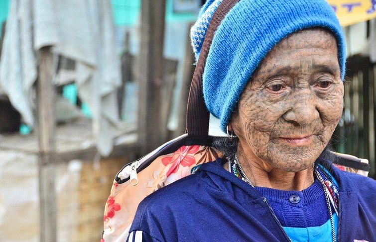 Признак красоты: татуированные лица женщин Мьянмы, считающиеся сейчас вне закона татуированные лица женщин Мьянмы, татуировки на лицах женщин, традиция делать татуировки на лицах