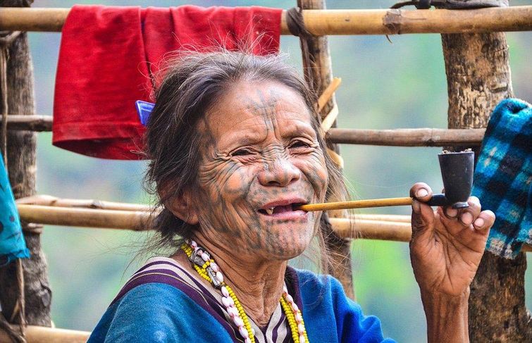 Признак красоты: татуированные лица женщин Мьянмы, считающиеся сейчас вне закона татуированные лица женщин Мьянмы, татуировки на лицах женщин, традиция делать татуировки на лицах