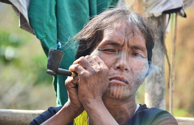 Признак красоты: татуированные лица женщин Мьянмы, считающиеся сейчас вне закона татуированные лица женщин Мьянмы, татуировки на лицах женщин, традиция делать татуировки на лицах