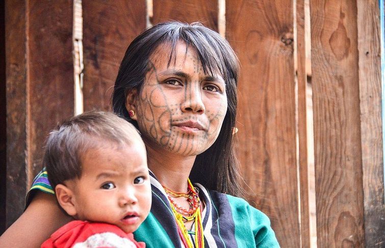 Признак красоты: татуированные лица женщин Мьянмы, считающиеся сейчас вне закона татуированные лица женщин Мьянмы, татуировки на лицах женщин, традиция делать татуировки на лицах