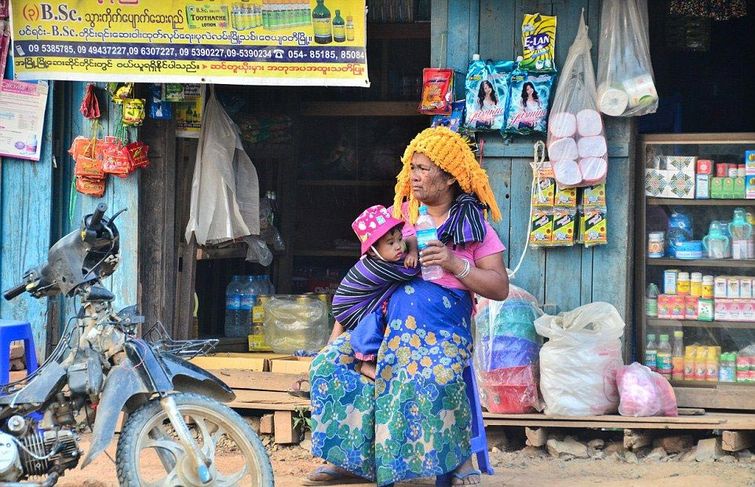 Признак красоты: татуированные лица женщин Мьянмы, считающиеся сейчас вне закона татуированные лица женщин Мьянмы, татуировки на лицах женщин, традиция делать татуировки на лицах