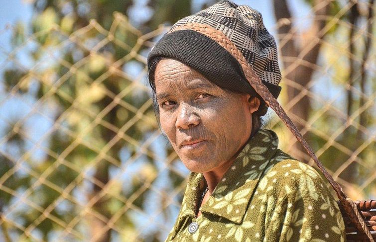 Признак красоты: татуированные лица женщин Мьянмы, считающиеся сейчас вне закона татуированные лица женщин Мьянмы, татуировки на лицах женщин, традиция делать татуировки на лицах