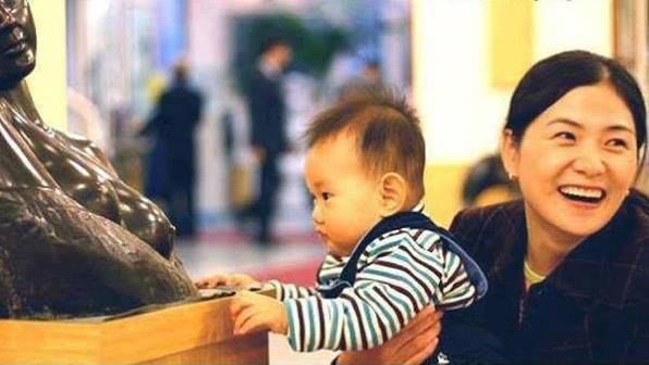 ребёнок грудь статуи, ребенок перепутал грудь статуи в музее