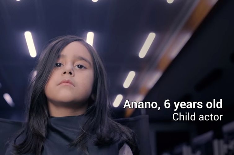 социальный эксперимент ЮНИСЕФ, реакция людей на девочку в разной одежде