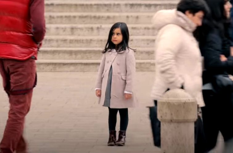 социальный эксперимент ЮНИСЕФ, реакция людей на девочку в разной одежде