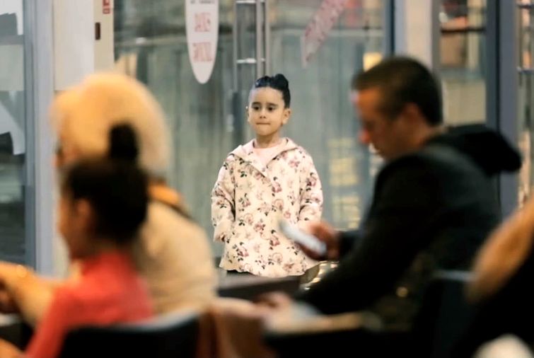 социальный эксперимент ЮНИСЕФ, реакция людей на девочку в разной одежде