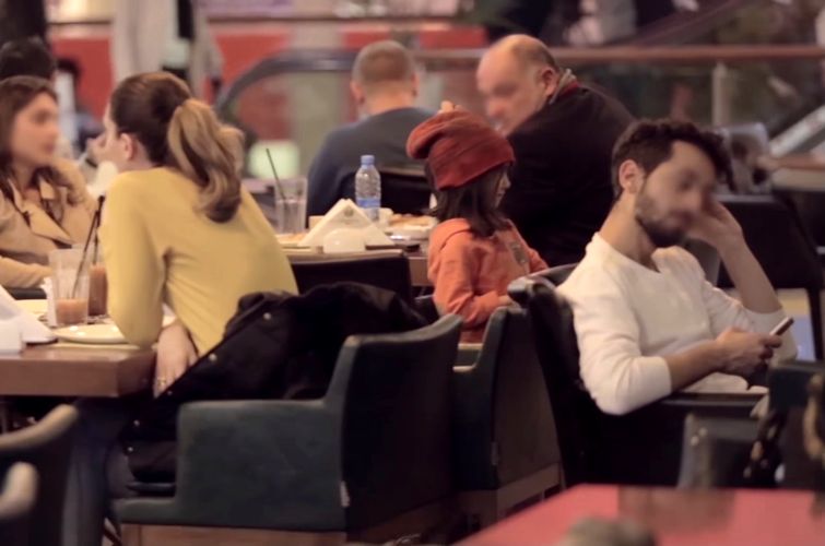 социальный эксперимент ЮНИСЕФ, реакция людей на девочку в разной одежде