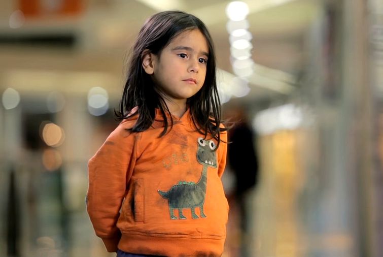 социальный эксперимент ЮНИСЕФ, реакция людей на девочку в разной одежде