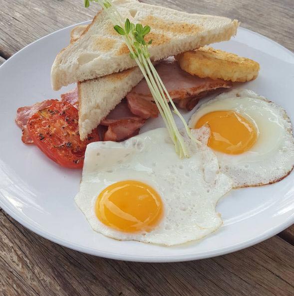 еда хипстера и нормального человека, подают блюда в ресторанах для хипстеров и для нормальных людей, подают еду для хипстеров
