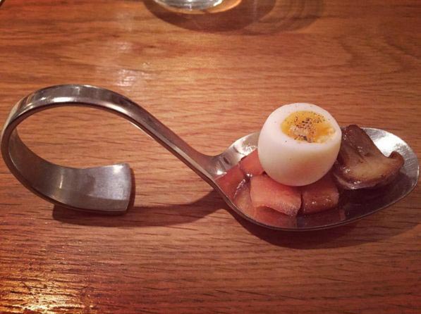 еда хипстера и нормального человека, подают блюда в ресторанах для хипстеров и для нормальных людей, подают еду для хипстеров