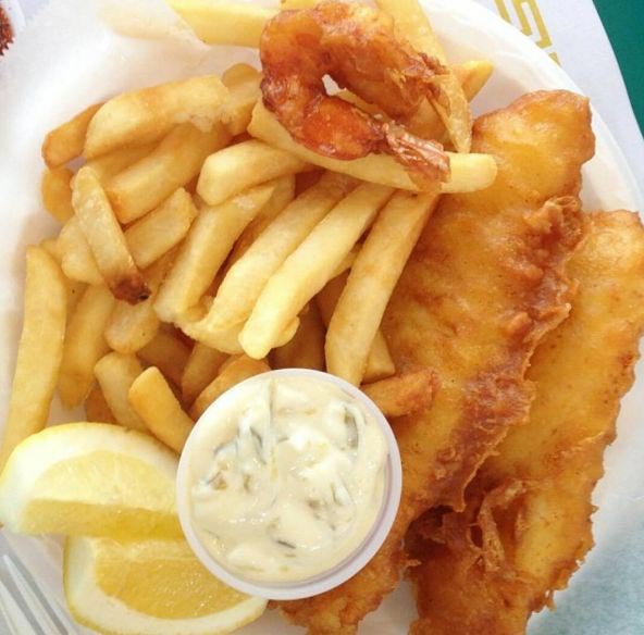 еда хипстера и нормального человека, подают блюда в ресторанах для хипстеров и для нормальных людей, подают еду для хипстеров