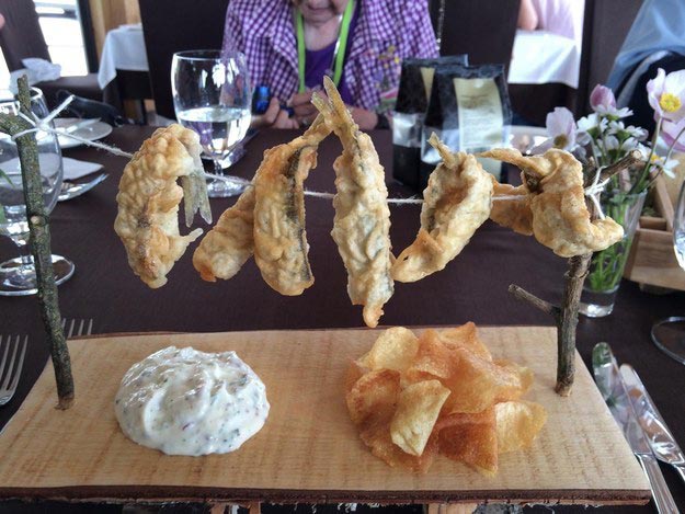 еда хипстера и нормального человека, подают блюда в ресторанах для хипстеров и для нормальных людей, подают еду для хипстеров