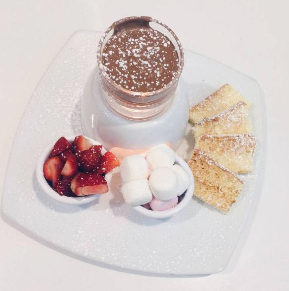 еда хипстера и нормального человека, подают блюда в ресторанах для хипстеров и для нормальных людей, подают еду для хипстеров