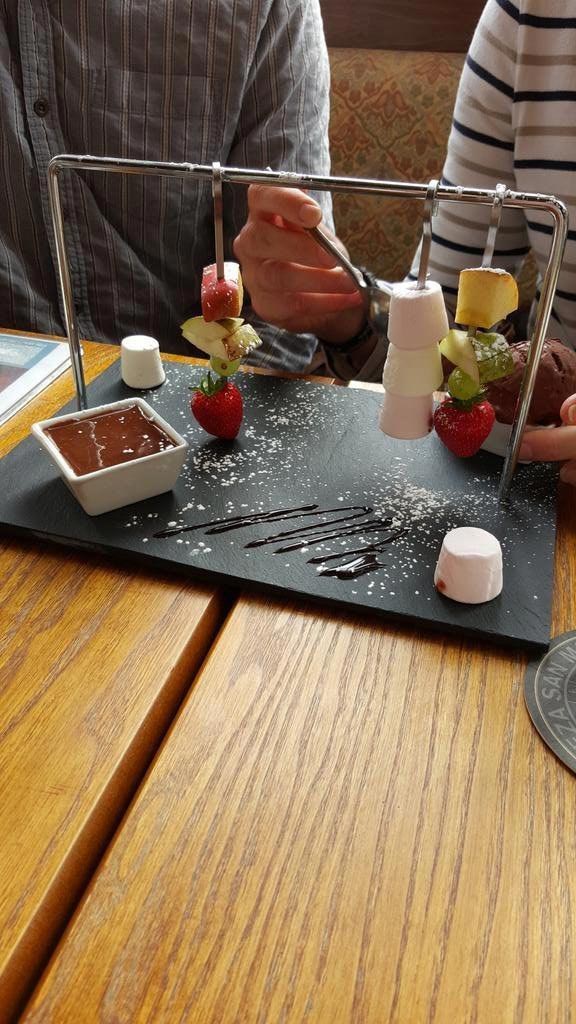 еда хипстера и нормального человека, подают блюда в ресторанах для хипстеров и для нормальных людей, подают еду для хипстеров