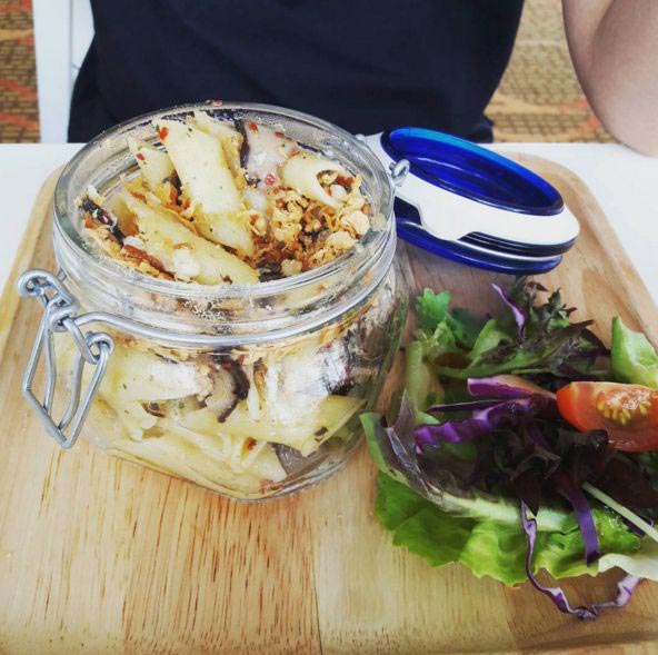 еда хипстера и нормального человека, подают блюда в ресторанах для хипстеров и для нормальных людей, подают еду для хипстеров