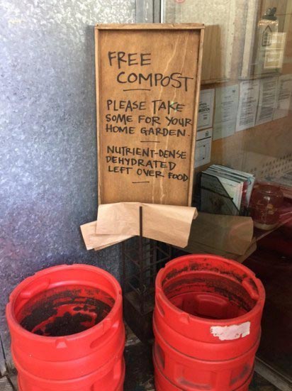 еда хипстера и нормального человека, подают блюда в ресторанах для хипстеров и для нормальных людей, подают еду для хипстеров