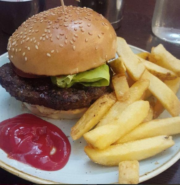 еда хипстера и нормального человека, подают блюда в ресторанах для хипстеров и для нормальных людей, подают еду для хипстеров