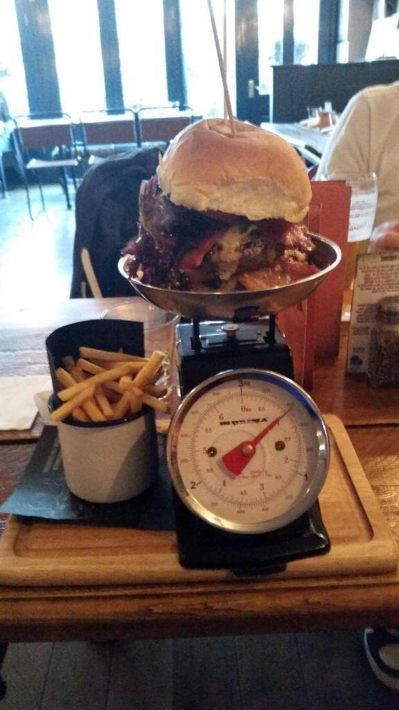 еда хипстера и нормального человека, подают блюда в ресторанах для хипстеров и для нормальных людей, подают еду для хипстеров