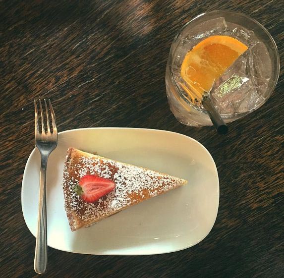 еда хипстера и нормального человека, подают блюда в ресторанах для хипстеров и для нормальных людей, подают еду для хипстеров