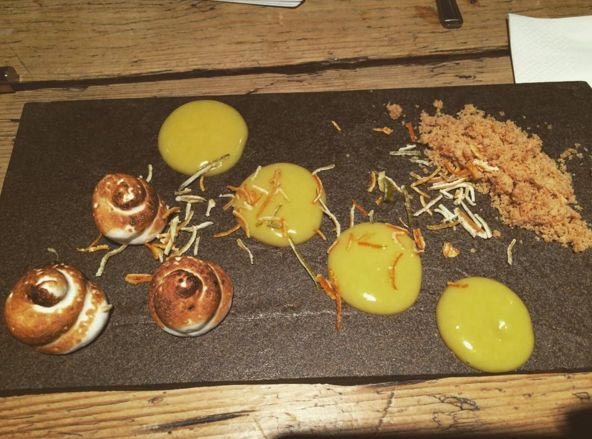 еда хипстера и нормального человека, подают блюда в ресторанах для хипстеров и для нормальных людей, подают еду для хипстеров