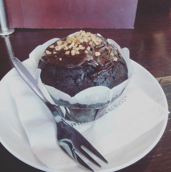 еда хипстера и нормального человека, подают блюда в ресторанах для хипстеров и для нормальных людей, подают еду для хипстеров