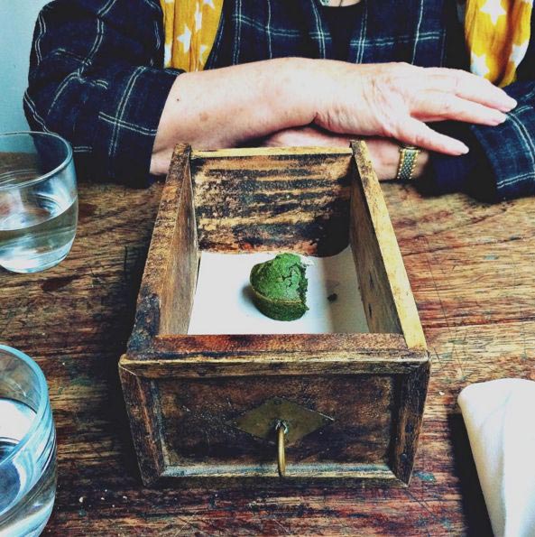 еда хипстера и нормального человека, подают блюда в ресторанах для хипстеров и для нормальных людей, подают еду для хипстеров