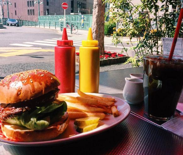 еда хипстера и нормального человека, подают блюда в ресторанах для хипстеров и для нормальных людей, подают еду для хипстеров