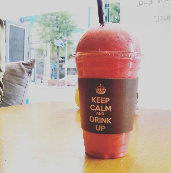 еда хипстера и нормального человека, подают блюда в ресторанах для хипстеров и для нормальных людей, подают еду для хипстеров