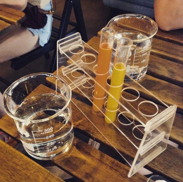 еда хипстера и нормального человека, подают блюда в ресторанах для хипстеров и для нормальных людей, подают еду для хипстеров