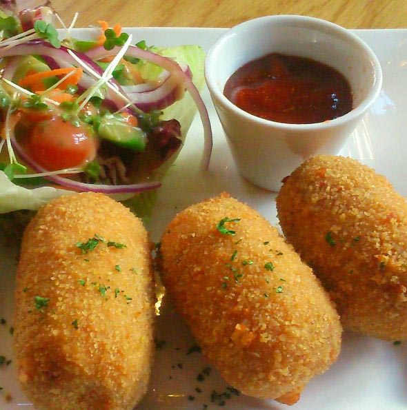 еда хипстера и нормального человека, подают блюда в ресторанах для хипстеров и для нормальных людей, подают еду для хипстеров