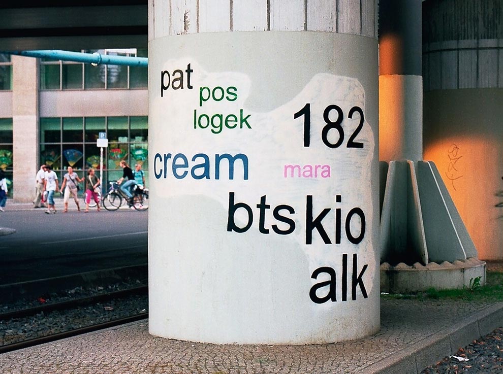 закрашивает граффити делая его понятным, делает разборчивым граффити, Матьё Тремблен, Mathieu Tremblin