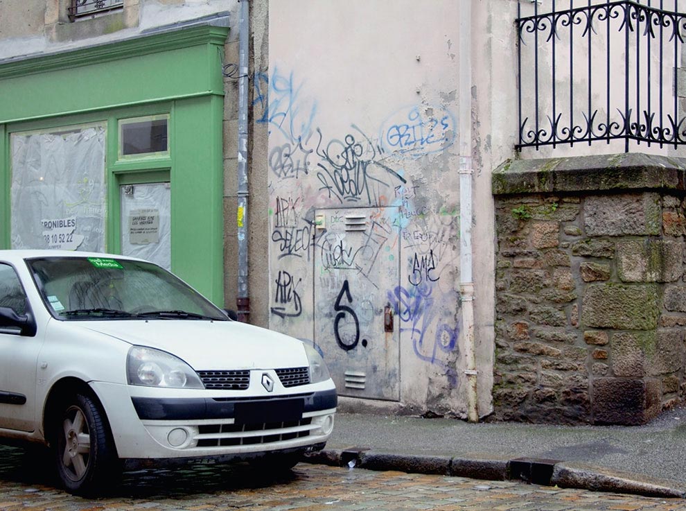 закрашивает граффити делая его понятным, делает разборчивым граффити, Матьё Тремблен, Mathieu Tremblin