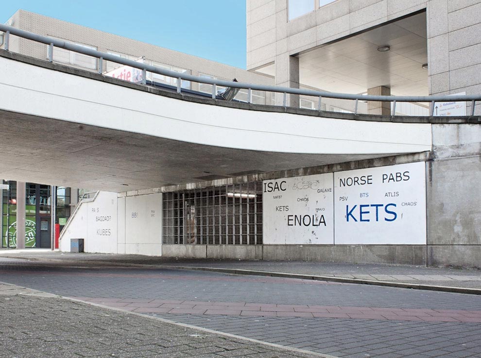 закрашивает граффити делая его понятным, делает разборчивым граффити, Матьё Тремблен, Mathieu Tremblin