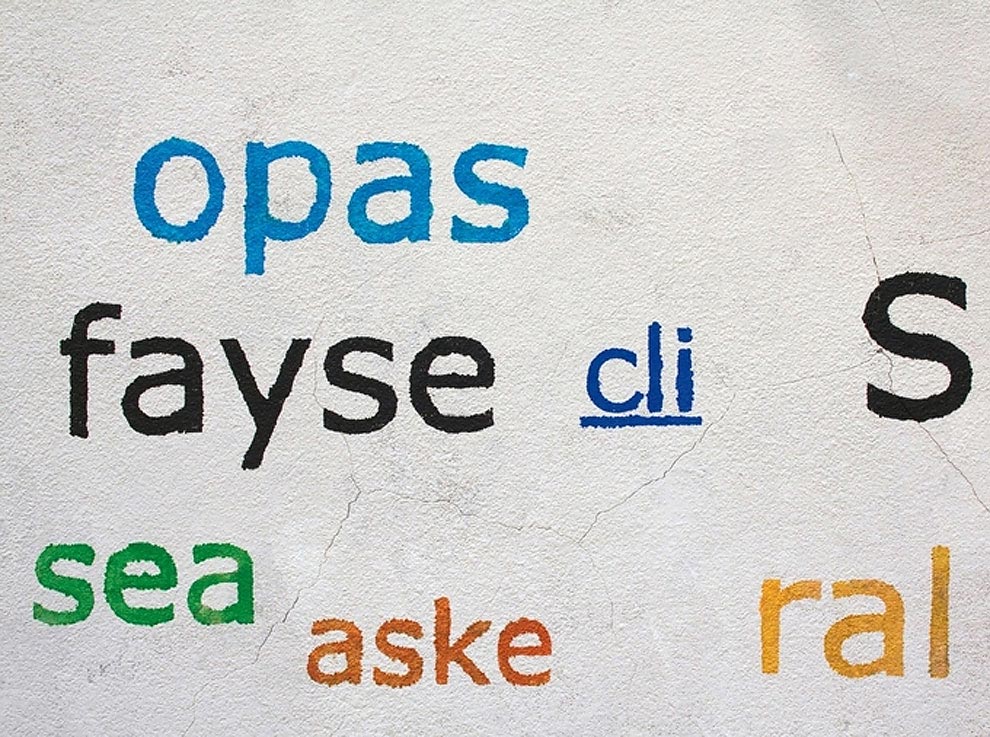 закрашивает граффити делая его понятным, делает разборчивым граффити, Матьё Тремблен, Mathieu Tremblin