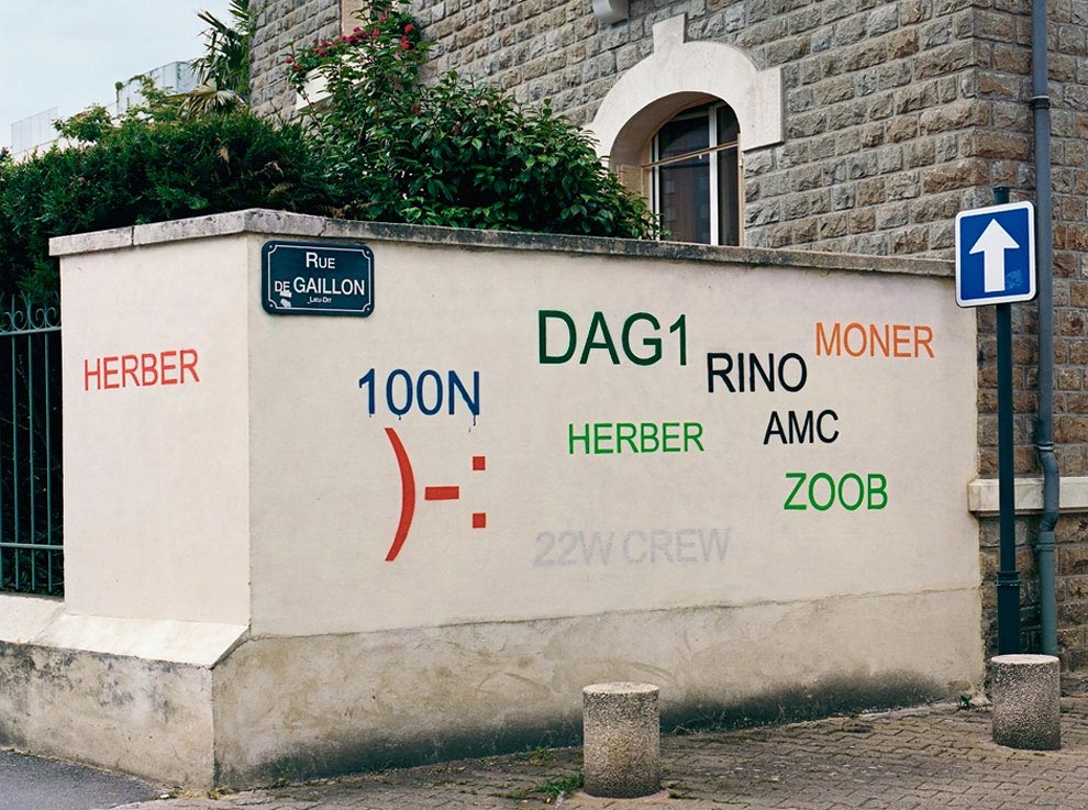 закрашивает граффити делая его понятным, делает разборчивым граффити, Матьё Тремблен, Mathieu Tremblin