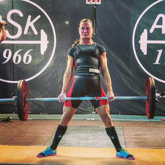 вор выбрал не ту женщину для кражи, вор пытался украсть телефон у женщины в бикини, полицейская в бикини вор хотел украсть телефон