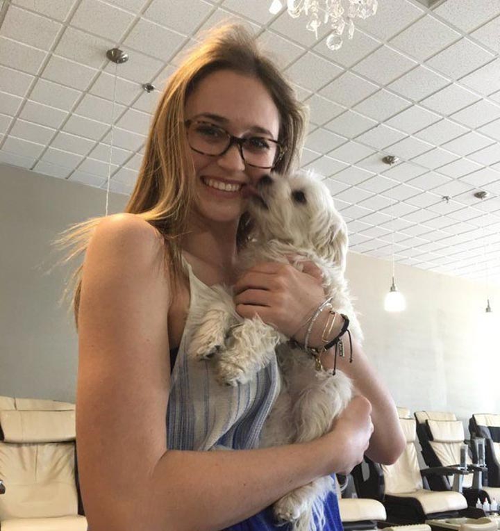 Этот папа спародировал модельную фотосессию дочери, как только узнал, что они живут в одном отеле спародировал модельную фотосессию дочери, папа воссоздал фотосессию дочери