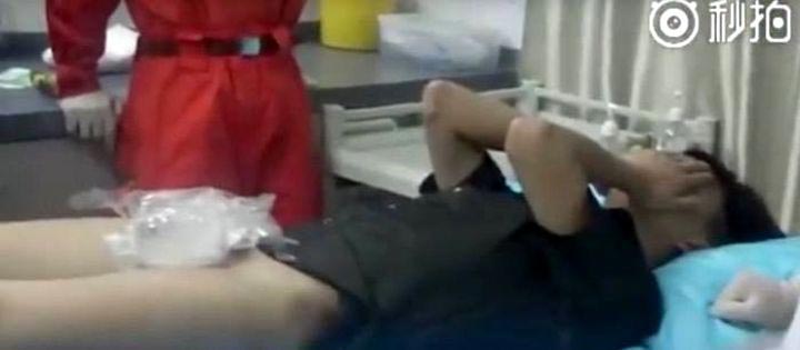 Муж пытался доказать верность, надев обручальное кольцо на пенис, и это была катастрофа надел на пенис обручальное кольцо, китаец пытался доказать верность жене