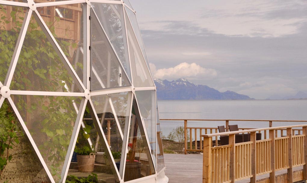 Эта семья счастливо живет в Арктике благодаря крутому геодезическому куполу семья живет в Арктике, геодезический купол