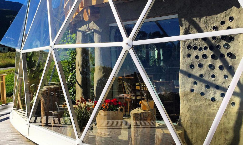 Эта семья счастливо живет в Арктике благодаря крутому геодезическому куполу семья живет в Арктике, геодезический купол