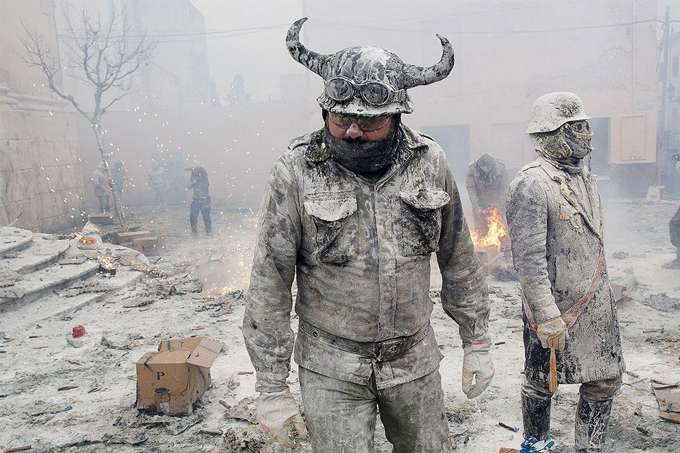 Els Enfarinats — 200-летний безумный испанский фестиваль, посвящённый битве мукой и яйцами Els Enfarinats, фестиваль битвы мукой и яйцами