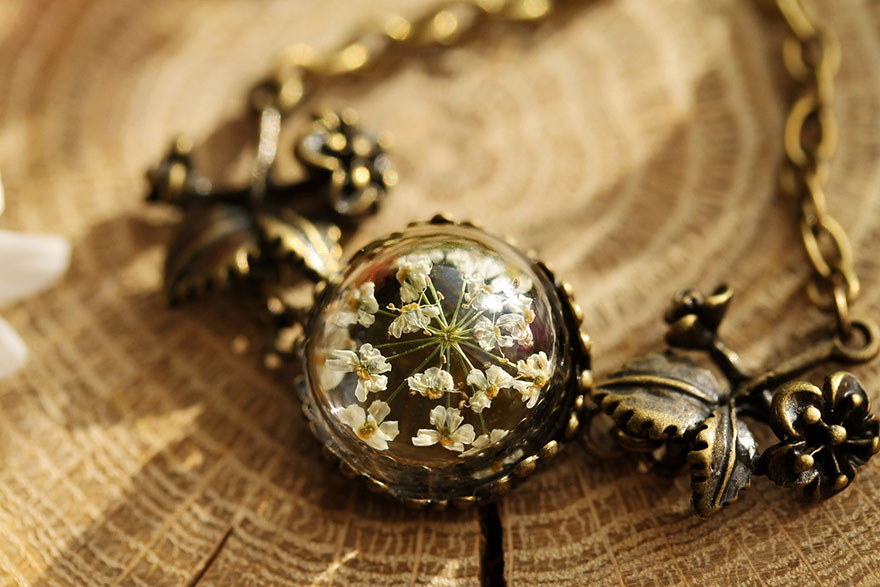  террариумы-ожерелья, террариумы украшения с растениями внутри