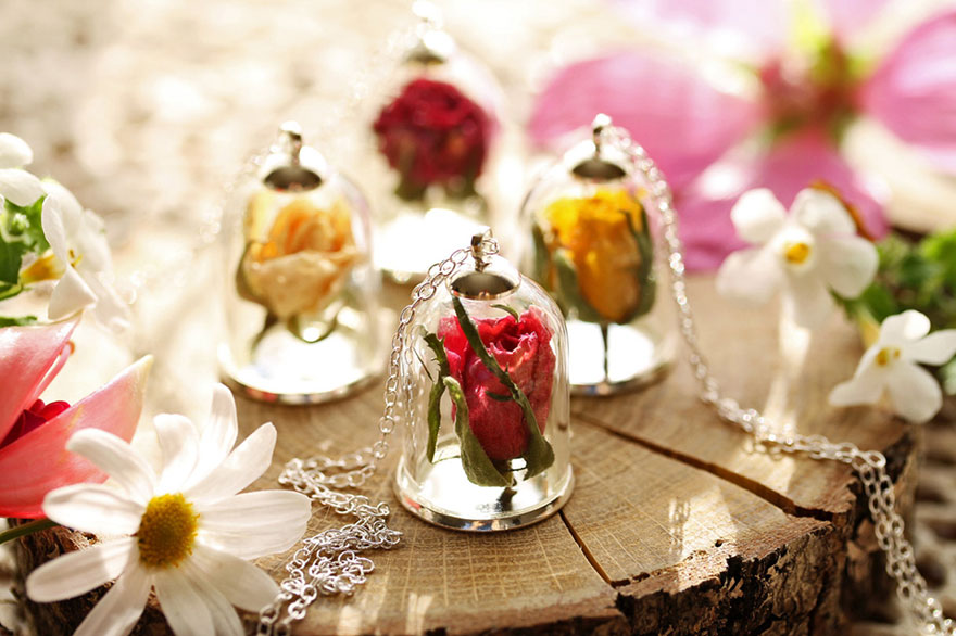  террариумы-ожерелья, террариумы украшения с растениями внутри