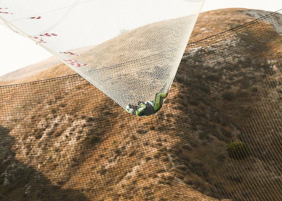 Люк Эикинс — парашютист, выпрыгнувший из самолёта с высоты более 7600 м без парашюта Люк Эикинс, Luke Aikin, выпрыгнул из самолёта без парашюта, выпрыгнул из самолета без парашюта остался живой