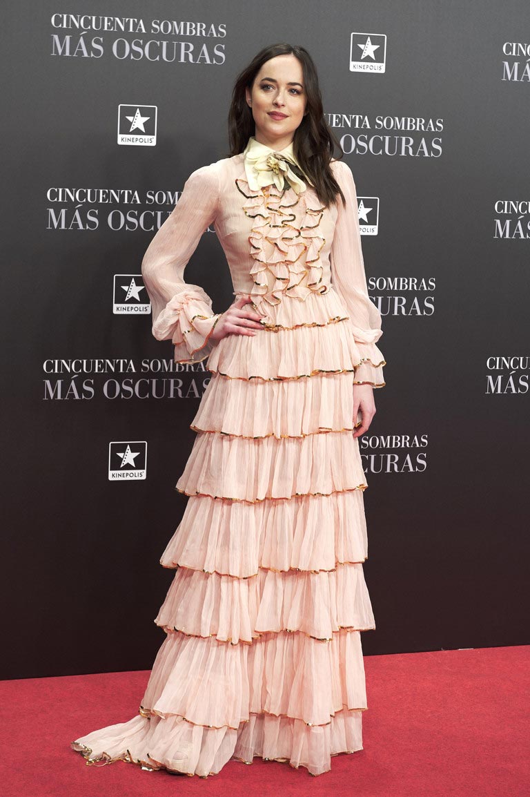 Полный провал или худшие наряды знаменитостей за первую половину февраля нелепые наряды звёзд, самые безвкусные наряды знаменитостей