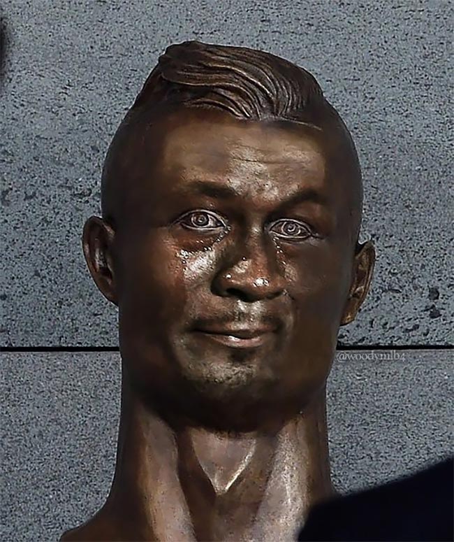 бюст Криштиану Роналду, статуя Кришитану Роналду, мемы бюст Криштиану Роналду