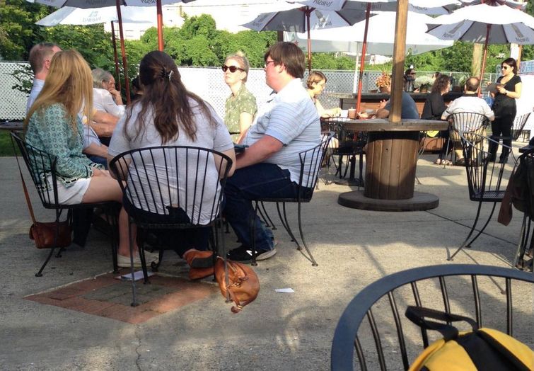 хихикала над спящей таксой, перепутала сумку с таксой, сумка выглядит как такса