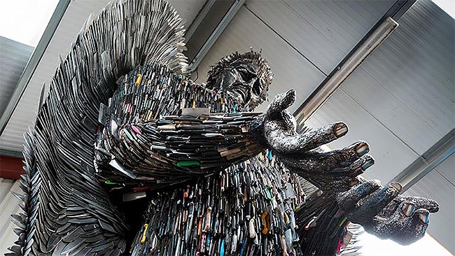 ангел из ножей, статуя ангела из ножей, статуя ангела из ножей преступников