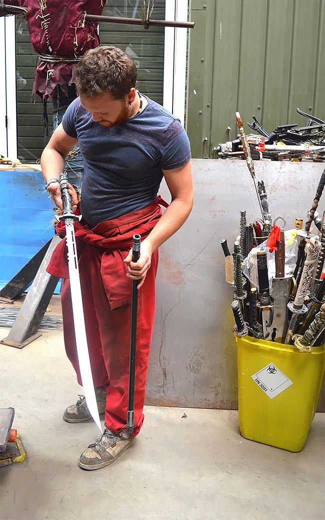 ангел из ножей, статуя ангела из ножей, статуя ангела из ножей преступников